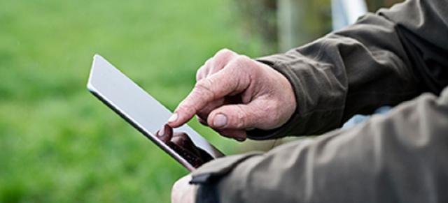 news-farmer-using-tablet.