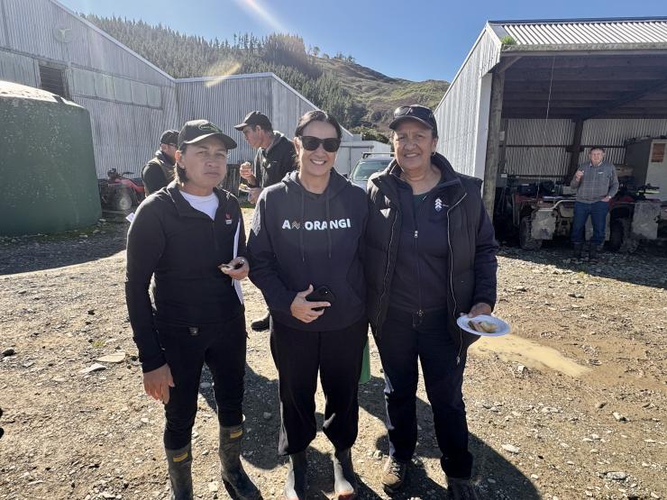 image of Maori attendees and staff at field day